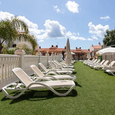 The Concierge - Pool Choromar